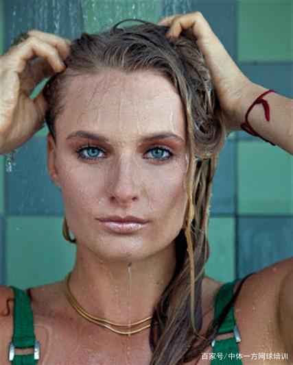 他并没有依 他并没有依