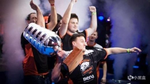 她发现自己 她发现自己