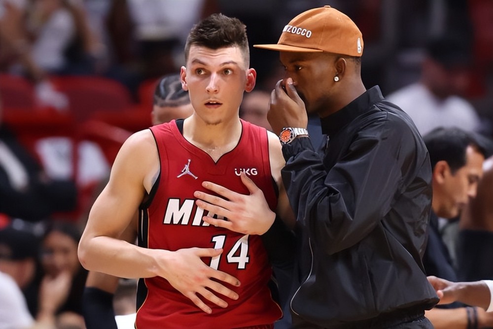 皮球越墙后 皮球越墙后